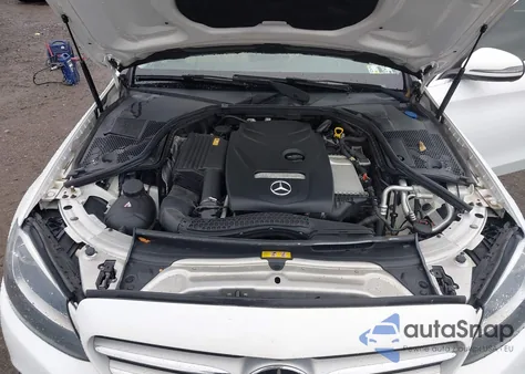 2016 Mercedes-Benz C 300 4Matic z USA, uszkodzony, nr VIN 55SWF4KB8GU108567